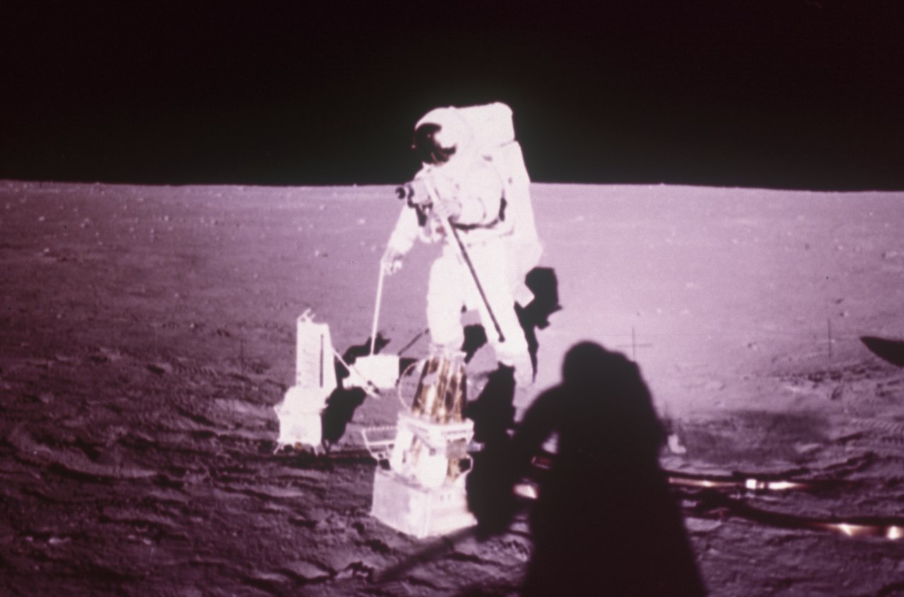 117 Apollo 12 Astronaut and experiments-s